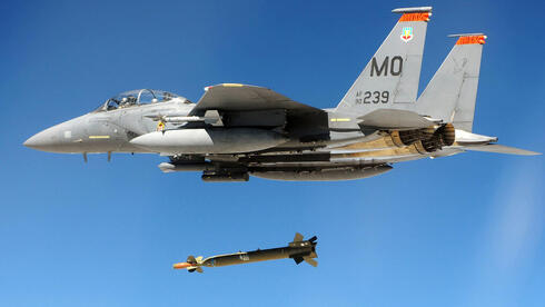 F15 מטיל פצצה מונחית לייזר, צילום: USAF