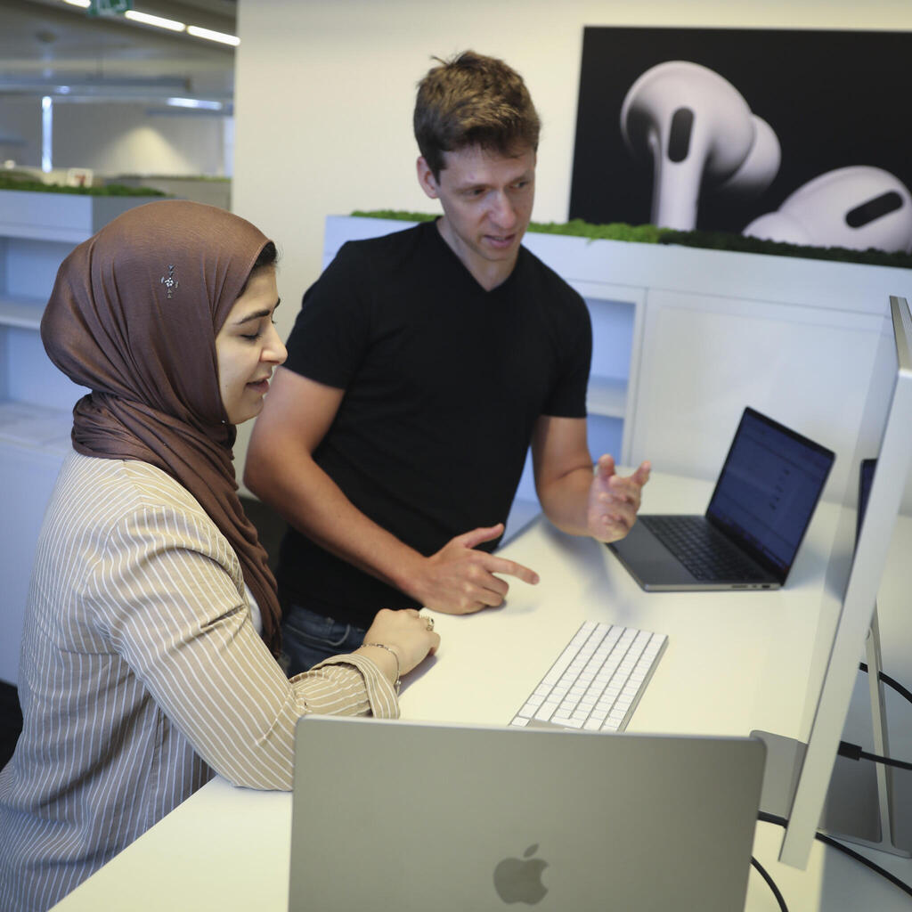 מהנדסת פלסטינית ומהנדס ישראלי עובדים יחד במרכז הפיתוח של אפל
