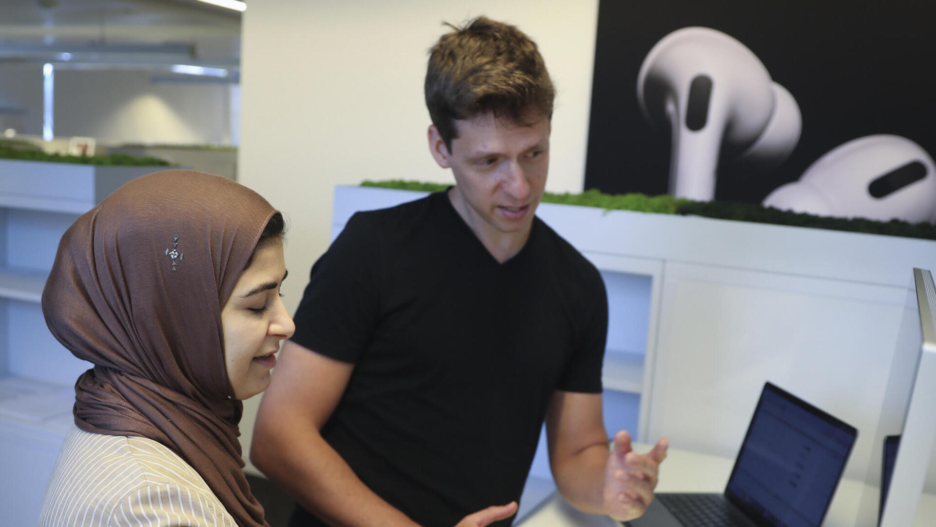 מהנדסת פלסטינית ומהנדס ישראלי עובדים יחד במרכז הפיתוח של אפל