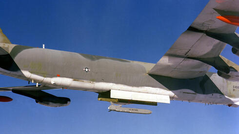 מפציץ B52 משחרר טיל שיוט, צילום: USAF