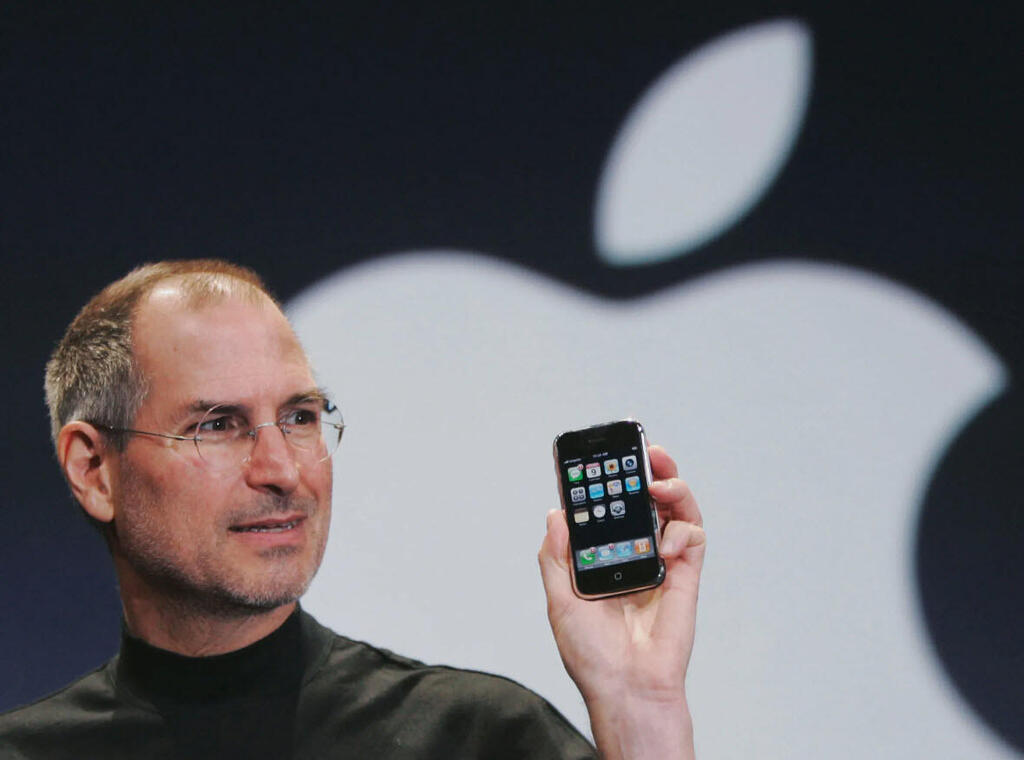 סטיב ג'ובס מציג את האייפון הראשון של אפל ב-2007