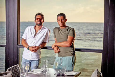 מימין: מרוואן וחמודי ברגות, הבעלים של מסעדת ראסיף 33 בעכו ושל עוד מיזמים קולינרים, צילום: אפיק גבאי