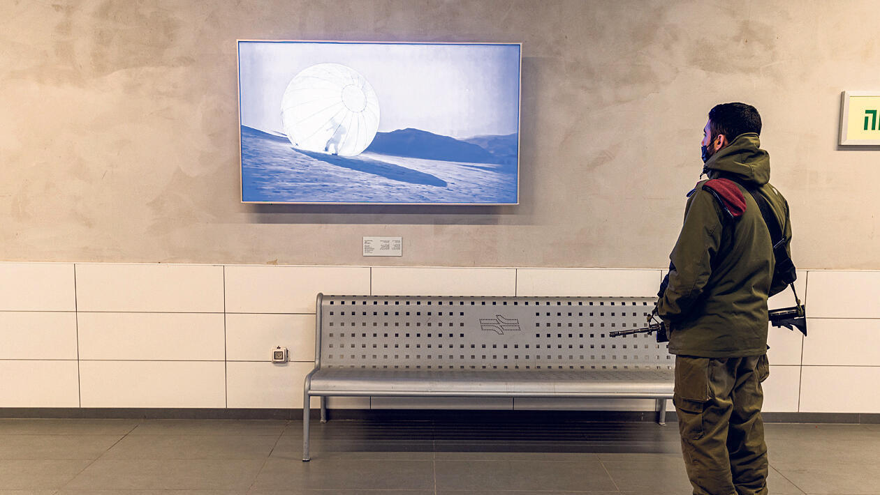 פנאי אמנות בתחנת רכבת יצירה של ויהודית שלוסברג יוגב בתחנות רכבת ישראל