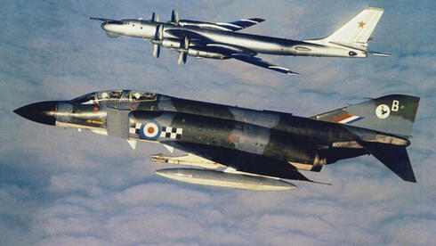 יירוט מפציץ רוסי בידי פאנטום בריטי, צילום: RAF