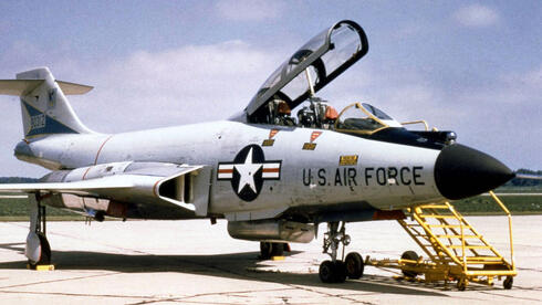 מטוס ה-F101. שימו לב לבליטה העגולה שבין קצה האף ותחילת החופה, צילום: USAF