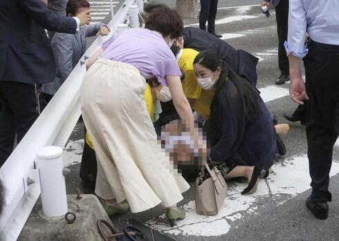 שינזו אבה מוטל על הרצפה לאחר ההתנקשות, רויטרס, AFP