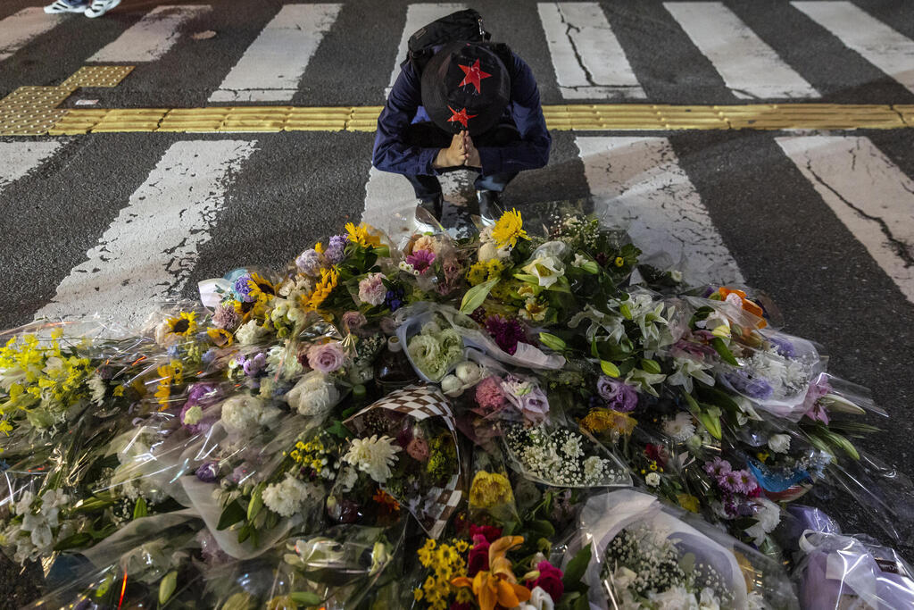 פרחים שהניחו אזרחים במקום בו נרצח ראש ממשלת יפן לשעבר שינזו אבה