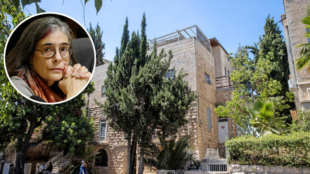 עליזה ארנס על רקע הבניין ברחוב רמב"ן 34 ירושלים