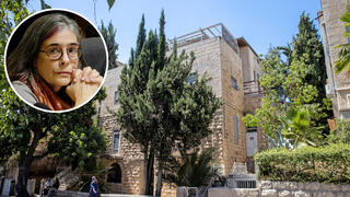 עליזה ארנס על רקע הבניין ברחוב רמב"ן 34 ירושלים