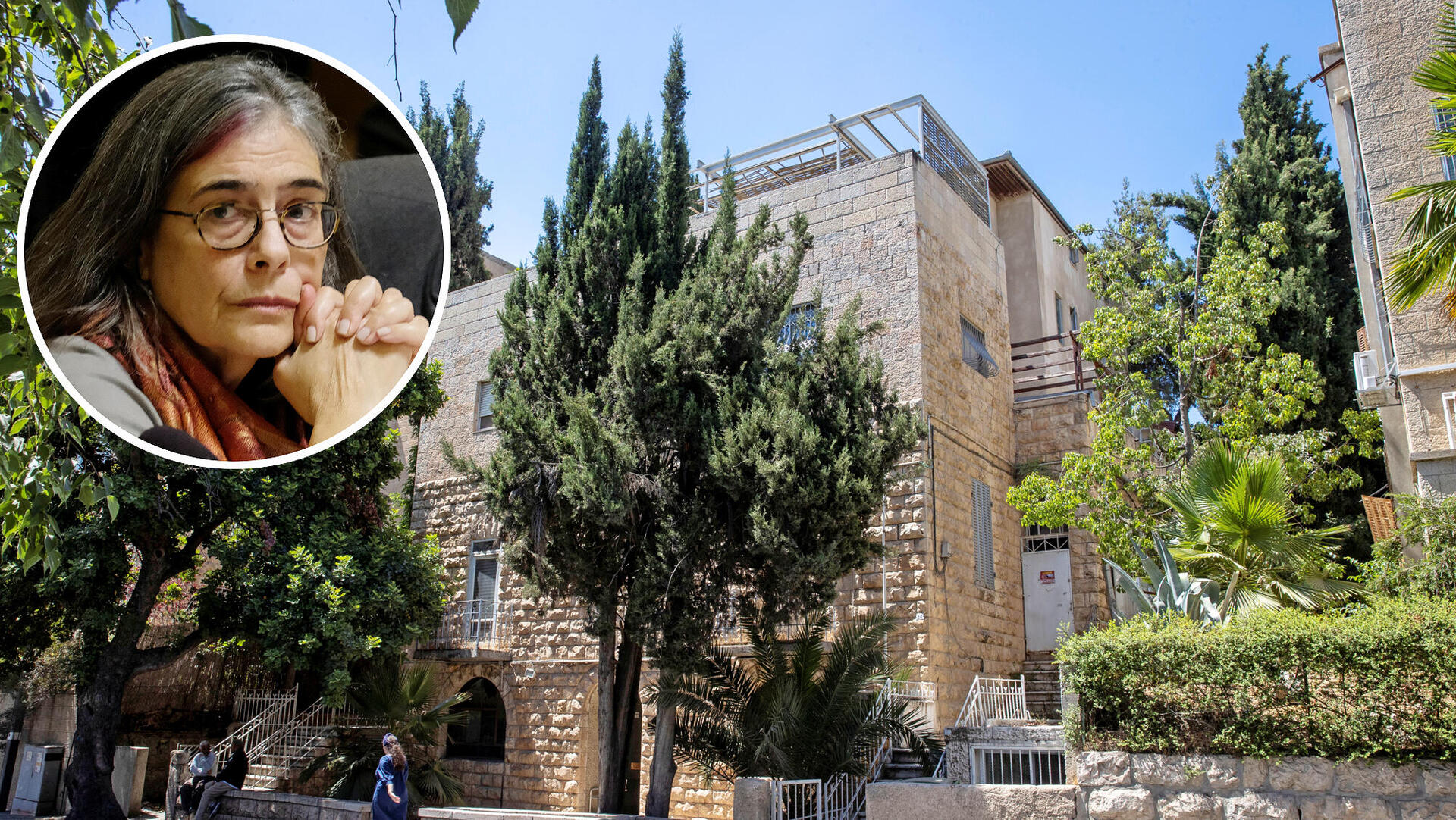 עליזה ארנס על רקע הבניין ברחוב רמב"ן 34 ירושלים