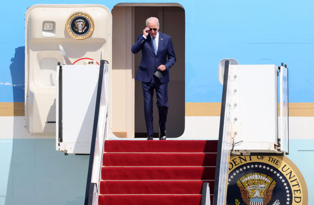נשיא ארה"ב ג'ו ביידן נוחת ב נתב"ג יורד מ מטוס אייר פורס 1 
