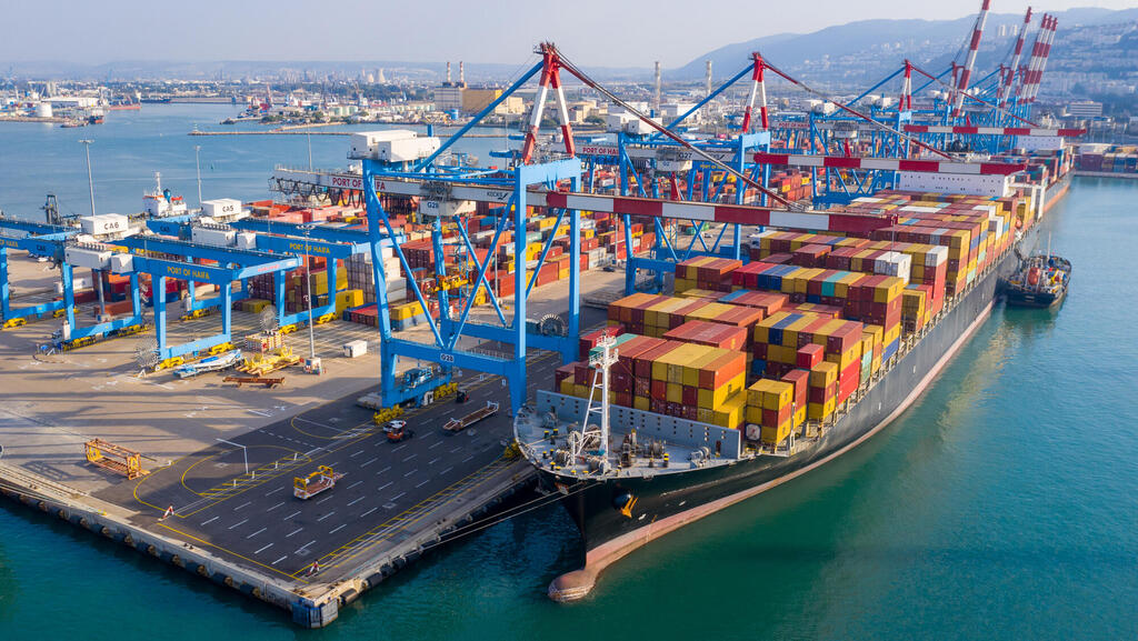 ספינת מכולות בנמל חיפה (צילום: שאטרסטוק) ספינה מכולות נמל חיפה