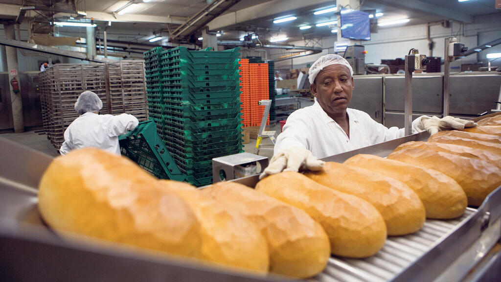 לא על הלחם לבדו: סיוע ישיר לנזקקים, במקום פיקוח