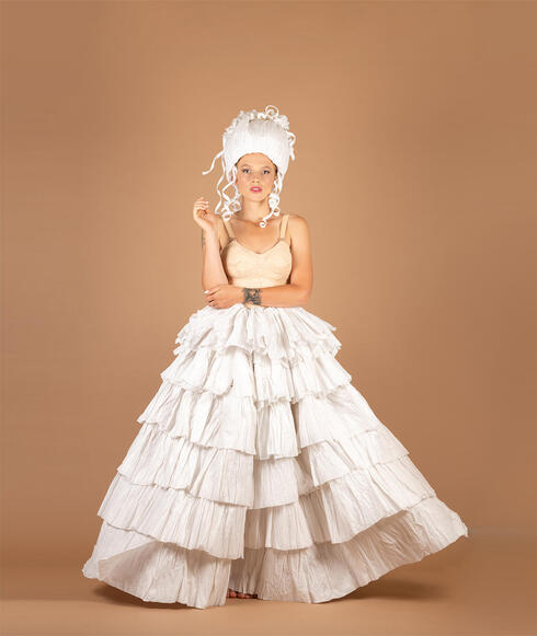 שמלה משאריות נייר שיצרה מירב פלג
,  צילום: ליז כדר