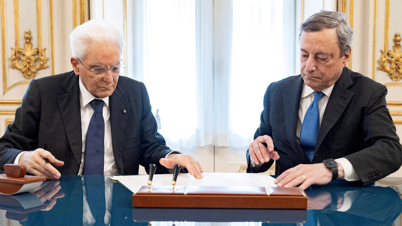 מימין ראש ממשלת איטליה מריו דראגי לפני שהגיש את התפטרותו לנשיא סרג'יו מטארלה, ביום חמישי