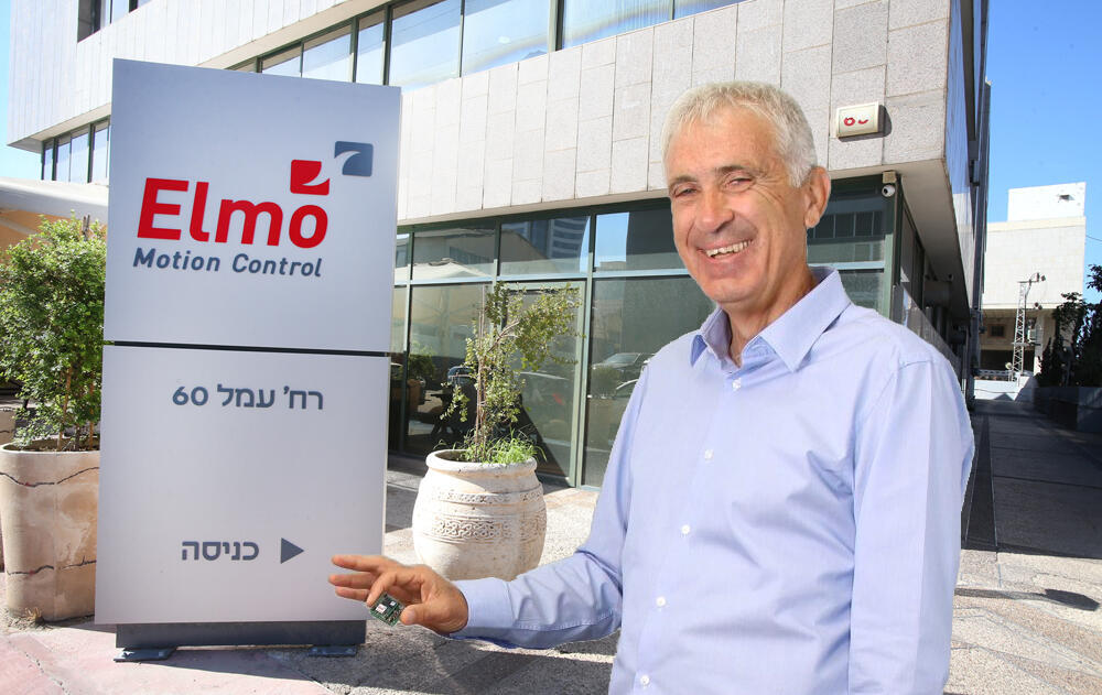 חיים מונהייט בעלים ומנכ"ל אלמו Elmo Motion Control על רקע משרדי החברה בפתח תקווה 