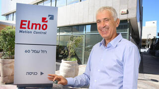 חיים מונהייט בעלים ומנכ"ל אלמו Elmo Motion Control על רקע משרדי החברה בפתח תקווה 