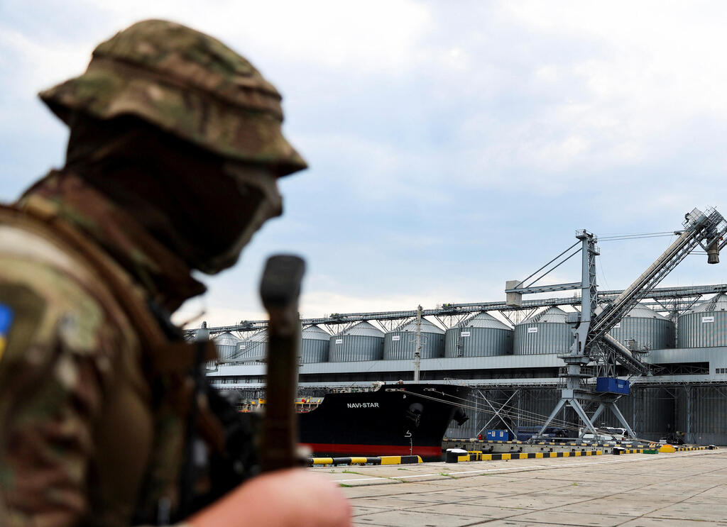 חייל של צבא אוקראינה בנמל אודסה לפני העמסת משלוח התבואה הראשון המיועד ליצור