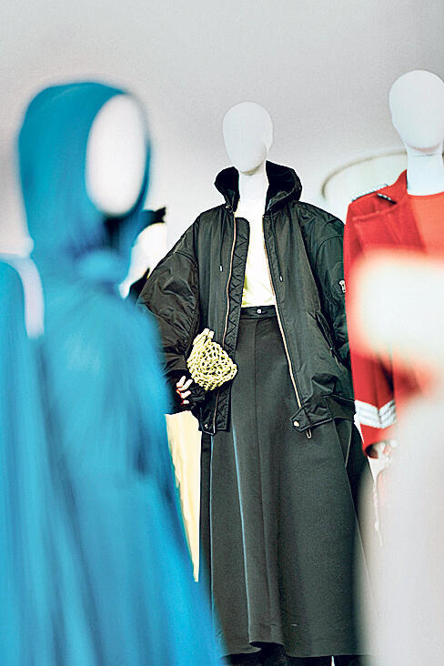מתוך התערוכה של פקטורי 54 שליוותה את הפרמיירה. תלבושות לאופרה עם פריטי אופנה ודגש על קיימות
,  איה ואבי צלמים