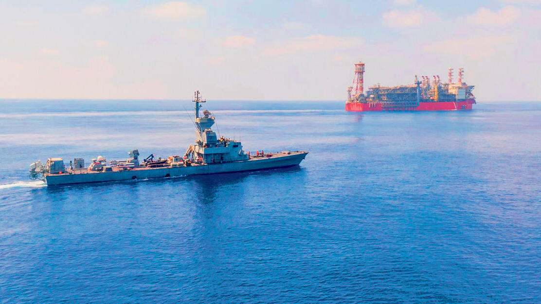 ספינת חיל הים ליד אסדת כריש