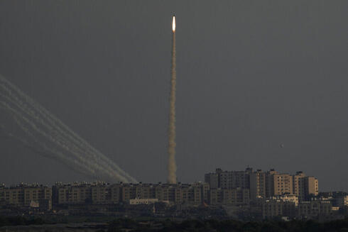שיגורי רקטות מעזה לעבר ישראל, צילום: AP