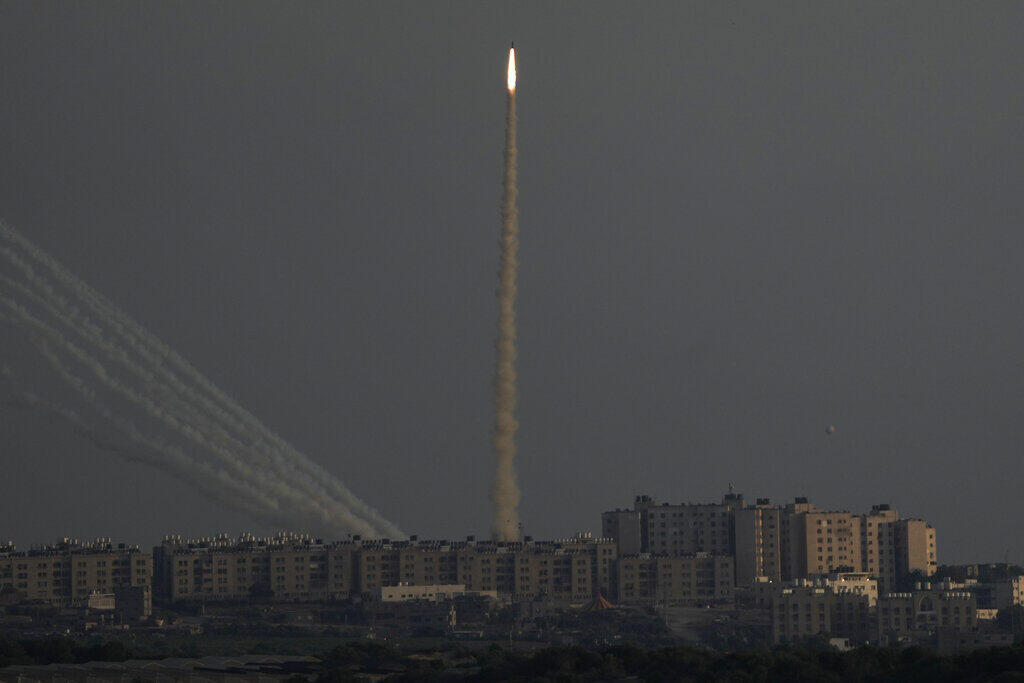 שיגור רקטה מרצועת עזה לעבר ישראל מבצע עלות השחר
