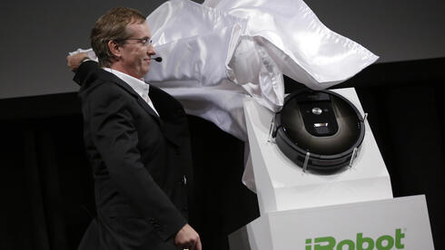 קולין אנגל, מייסד איי רובוט מציג את אחד הדגמים, צילום: AP