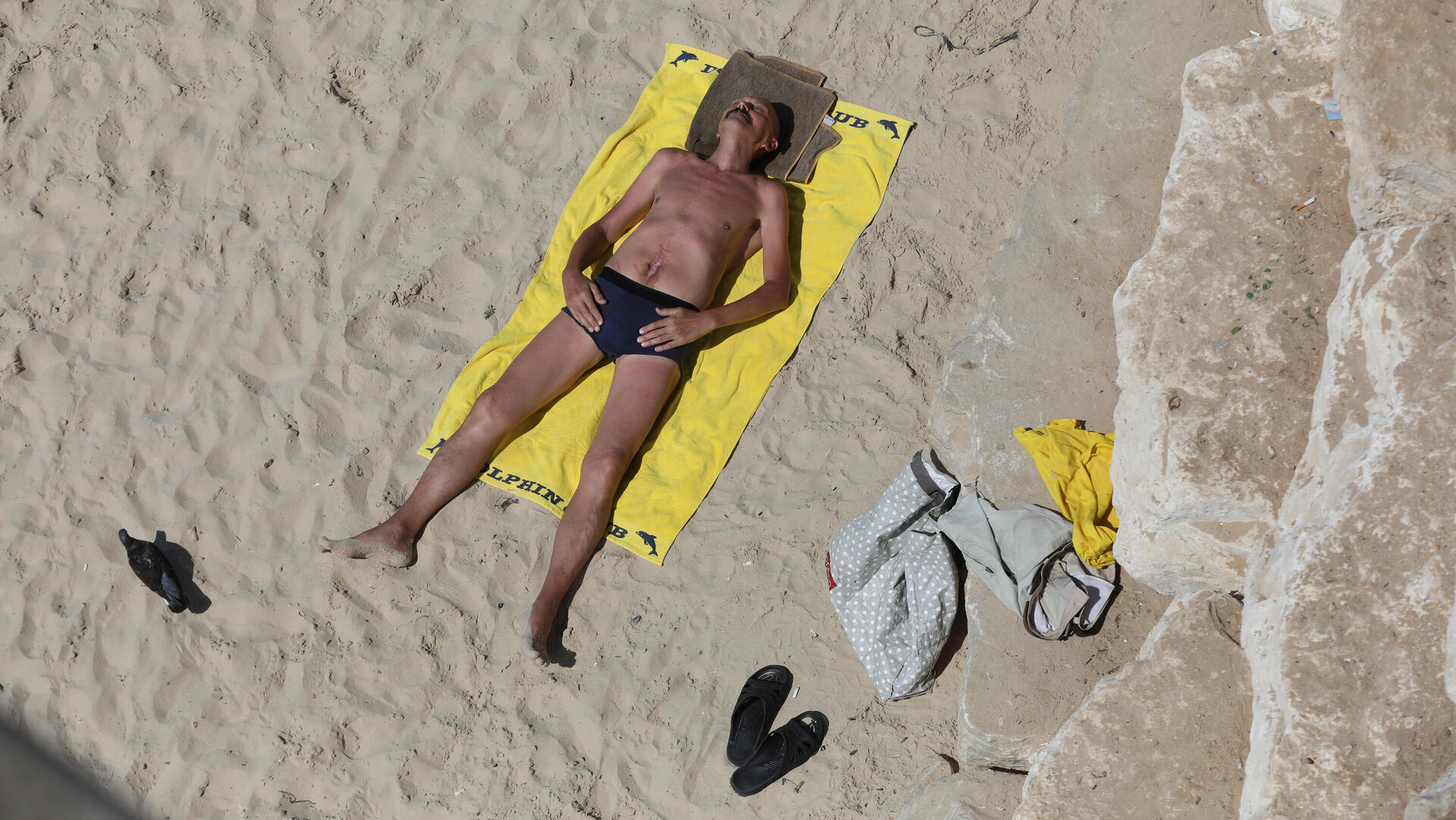 קיץ איש משתזף ב חוף הים ב תל אביב