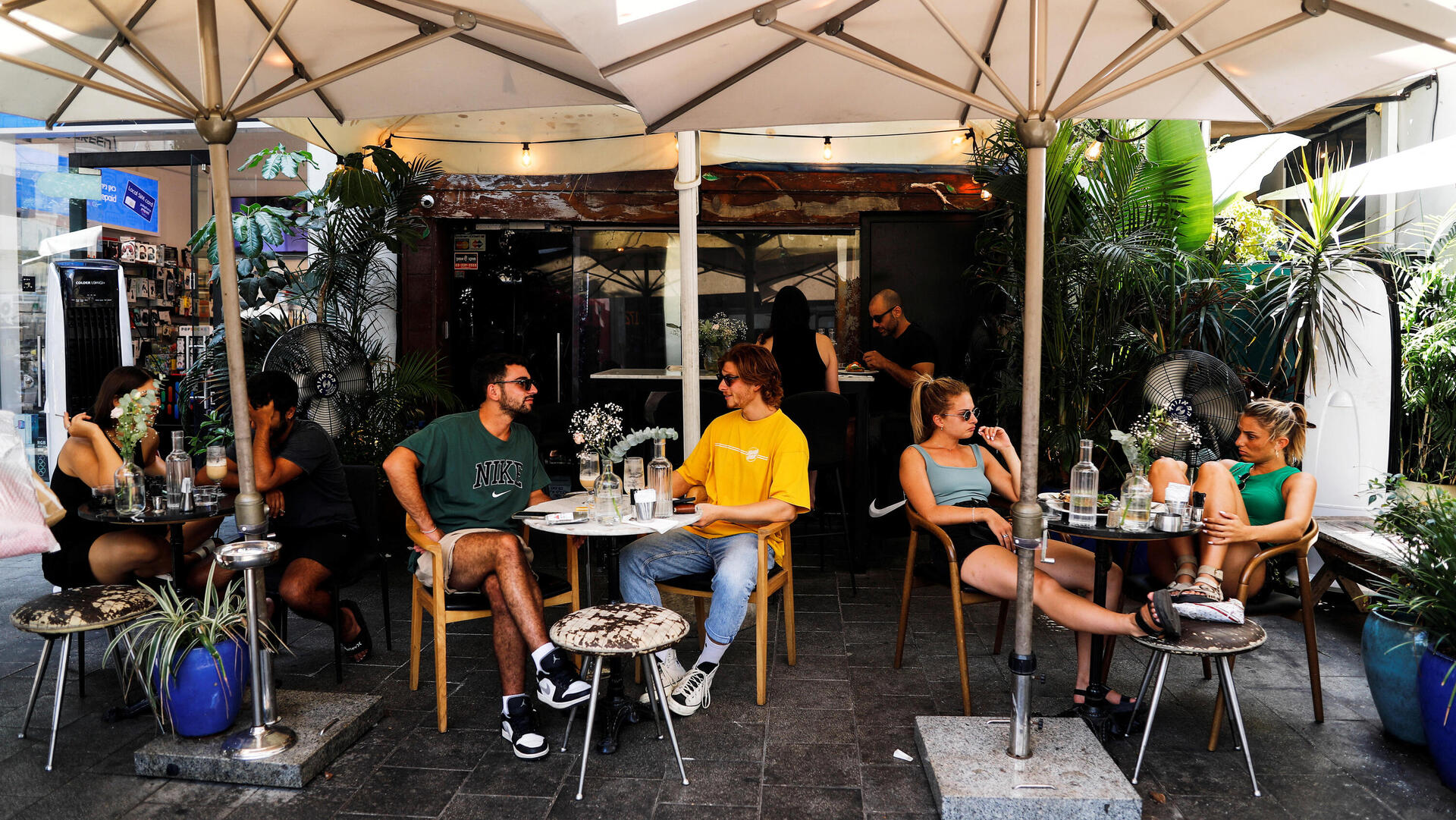 ישראלים יושבים ב בית קפה ב תל אביב