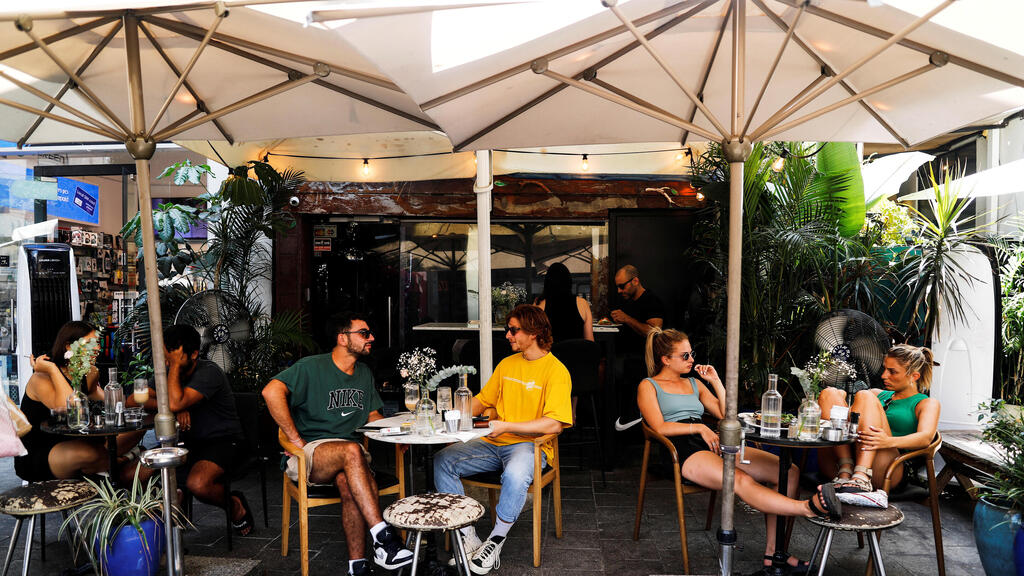 ישראלים יושבים ב בית קפה ב תל אביב