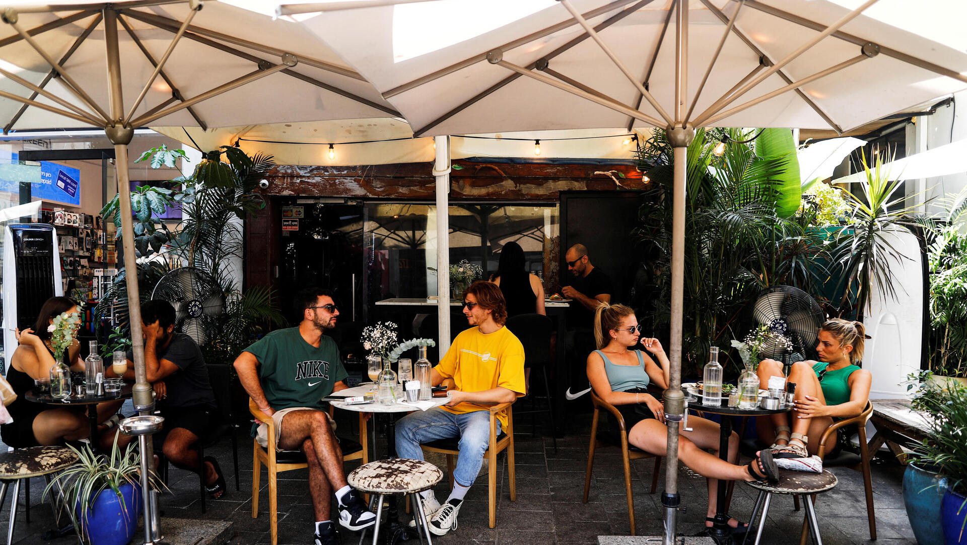 ישראלים יושבים ב בית קפה ב תל אביב