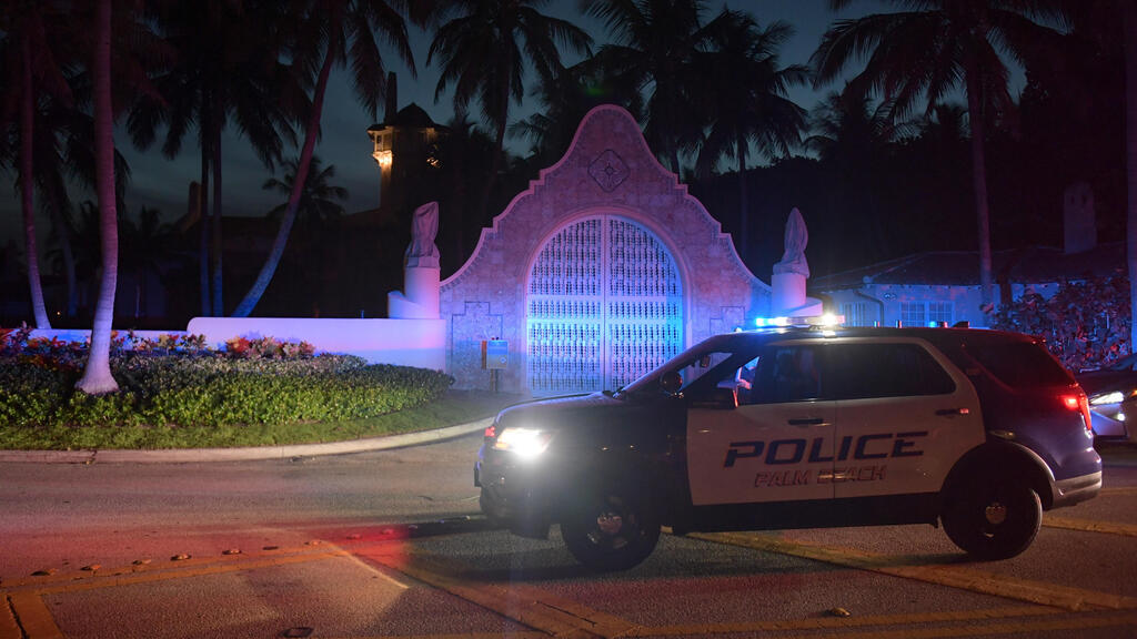 ניירת משטרה מחוץ לאחוזתו של דונלד טראמפ במאר א-לאגו פלורידה