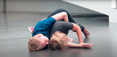 להתנשק כמו קלימט ורודן במוזיאון תל אביב, צילום: מתוך יוטיוב