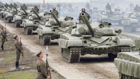 טנקים עד האופק. כוחות שריון סובייטיים בתרגיל, sandboxx