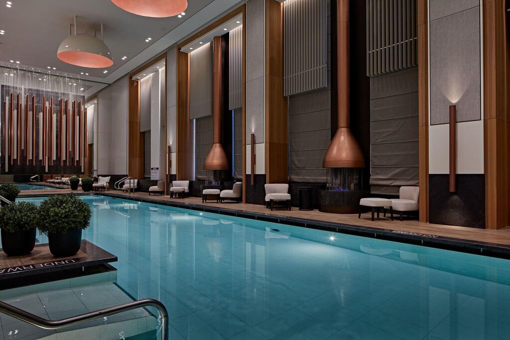הבריכה הפנימית והספא ממוקמים בקומה השלישית של מלון אמון, המלון היקר בניו יורק