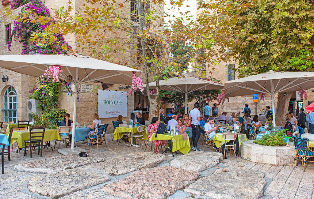 בית קפה בירושלים. המשק מפגין חוסן (צילום: Botond Horvath / Shutterstock) ירושלים בית קפה