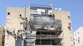 מרפסת מרפסות תלויות הצמדת מרפסות שמש לבניין ישן