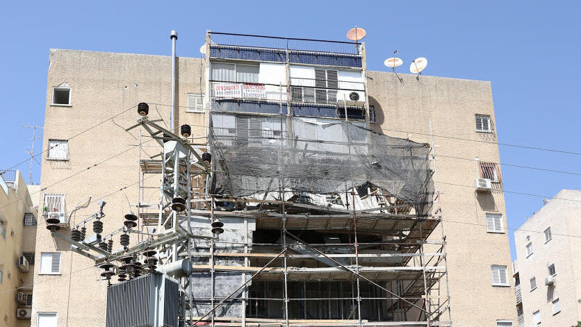 מרפסת מרפסות תלויות הצמדת מרפסות שמש לבניין ישן