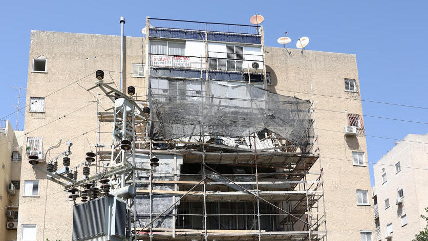 בניית מרפסות בבניין ישן (צילום: אביגיל עוזי) מרפסת מרפסות תלויות הצמדת מרפסות שמש לבניין ישן