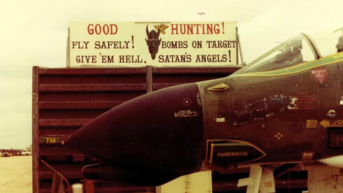 "טוסו בבטחה, פצצות על המטרות". השלט בכניסה לטייסת מלאכי השטן בבסיס אובון, צילום: USAF
