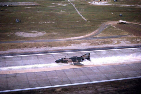 פאנטום 249 במהלך נחיתתו הנדירה, צילום: USAF