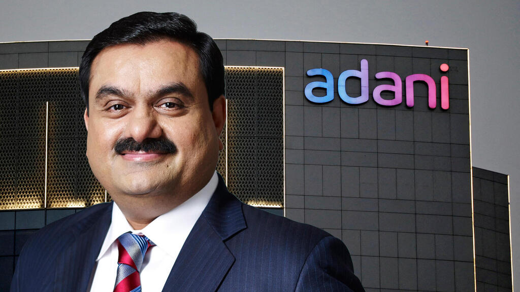 גאוטם אדאני על רקע משרדי אדאני ב הודו
