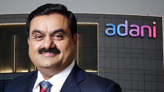 גאוטם אדאני על רקע משרדי אדאני ב הודו