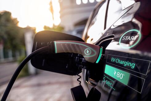 האם משתלם להחזיק רכב חשמלי?, Shutterstock