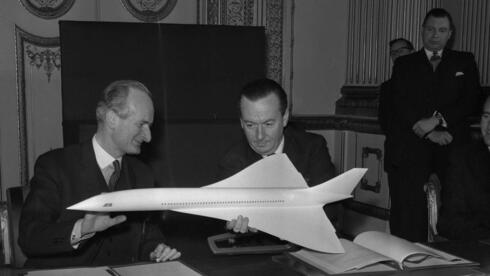 מנהיגי צרפת ובריטניה מציגים את עיצוב המטוס המשותף, צילום: Boom Supersonic