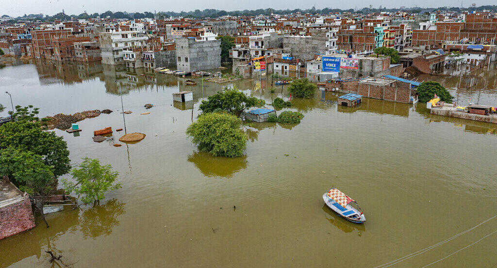 פוטו הצפות הודו עיר מוקפת מים פרייגארג'