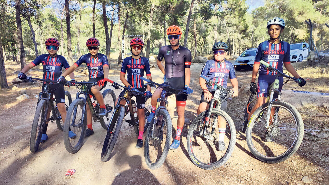 פנאי המאמן אחמד זידאן עם קבוצת רוכבי אופניים