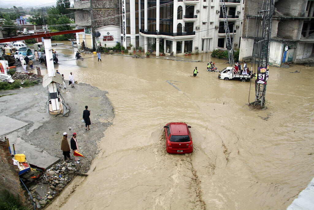 פוטו הצפות פקיסטן מכוניות נסחפות בעיר מינגורה 