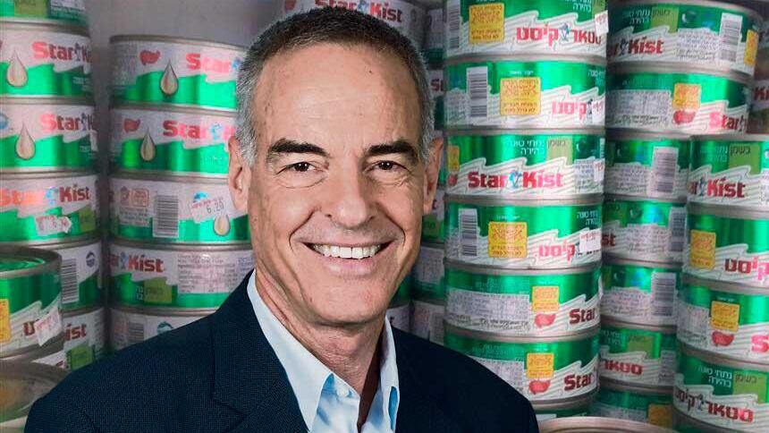 נעם וימן על רקע מארזים של טונה סטארקיסט