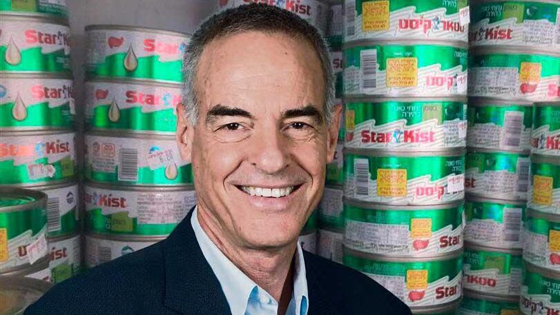 נעם וימן על רקע מארזים של טונה סטארקיסט